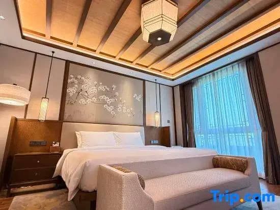 Suite with lake view