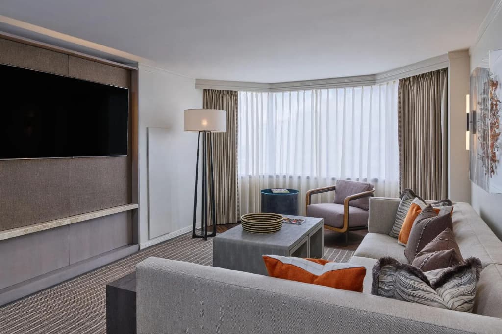 Presidential Double Suite with view full double bed