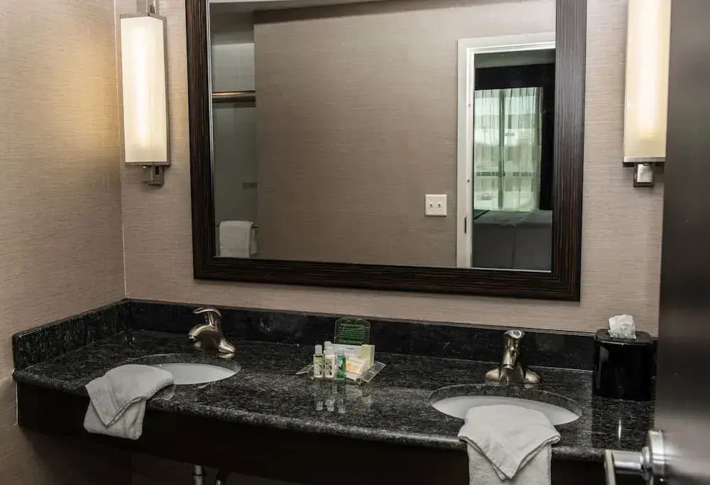Standard Quadruple room with city view