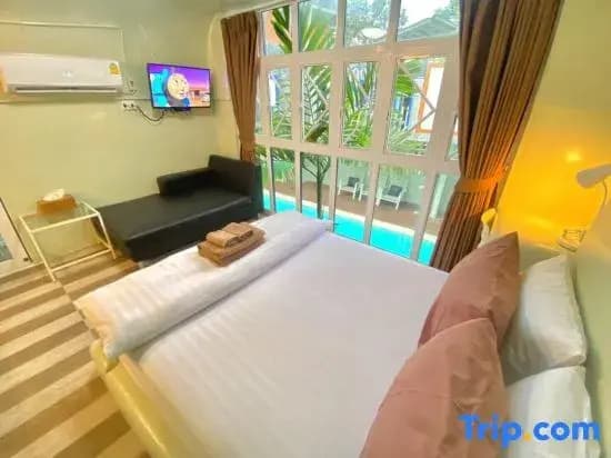 Standard Double Family room with pool view twin beds