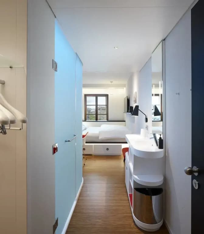 1 King High floor Guest Double Room full double bed
