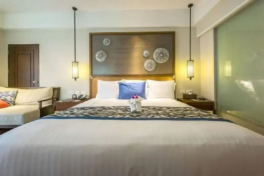 Deluxe Double Suite with pool view full double bed