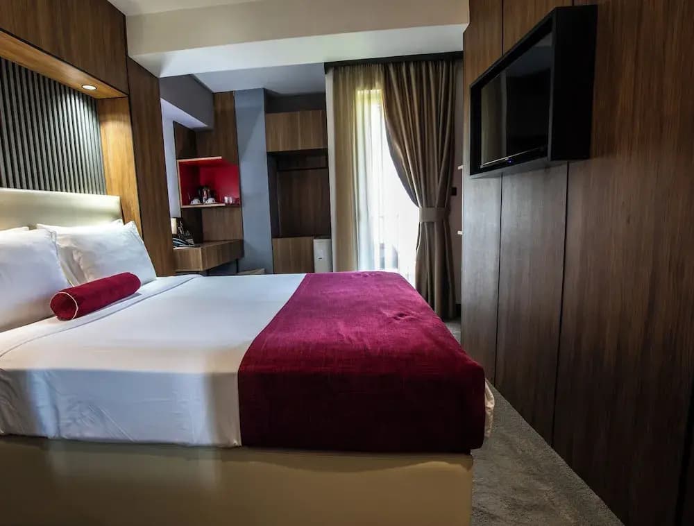 Superior Double room with balcony and with park view full double bed