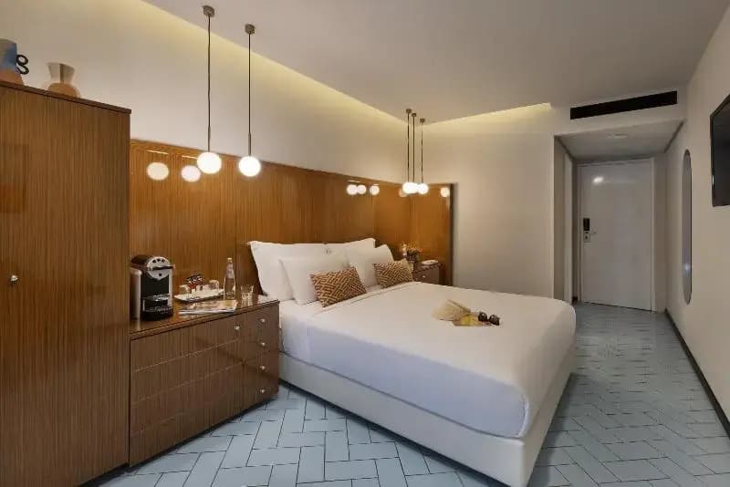 Deluxe Double room with city view full double bed