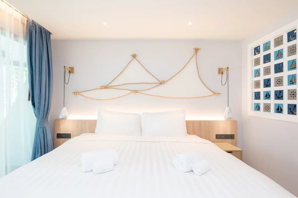 Deluxe Double room with pool view full double bed