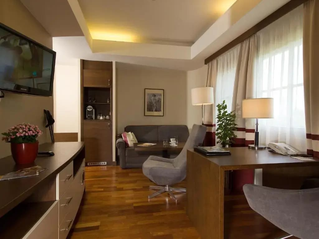 Deluxe Double room with balcony and with lake view full double bed