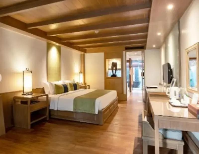 Deluxe Regency Double room with pool view full double bed