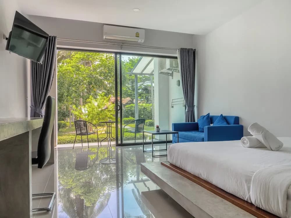 Deluxe Double Studio with garden view full double bed