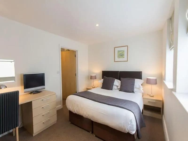 1 Bedroom Double Apartment full double bed