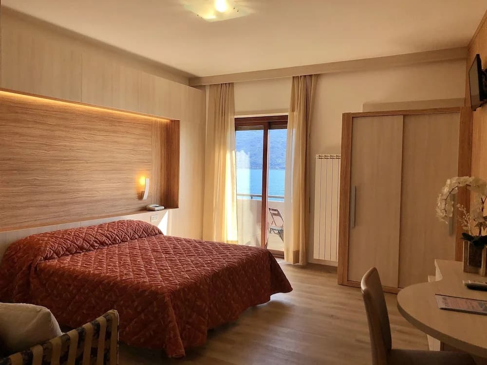 Deluxe Double room with lake view full double bed