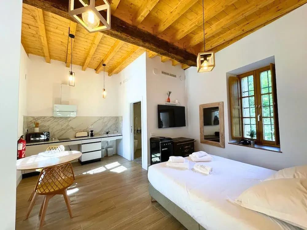 Double Club Studio with river view full double bed