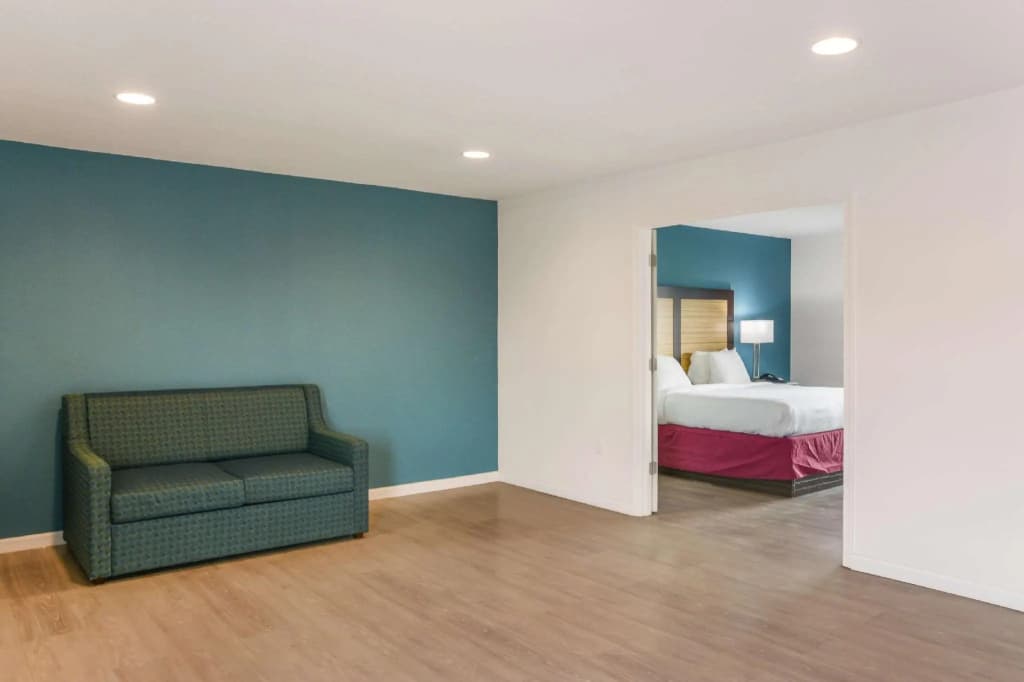 Double Suite full double bed