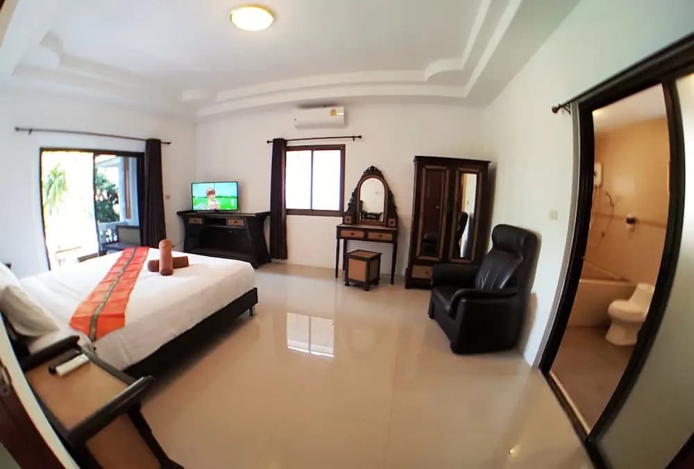 5 Bedrooms Villa