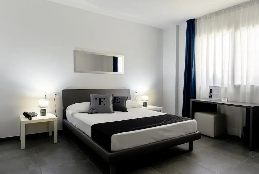 1 Bedroom Standard Triple Basement room
