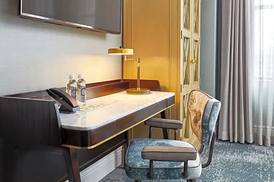 1 Bedroom Double Suite full double bed