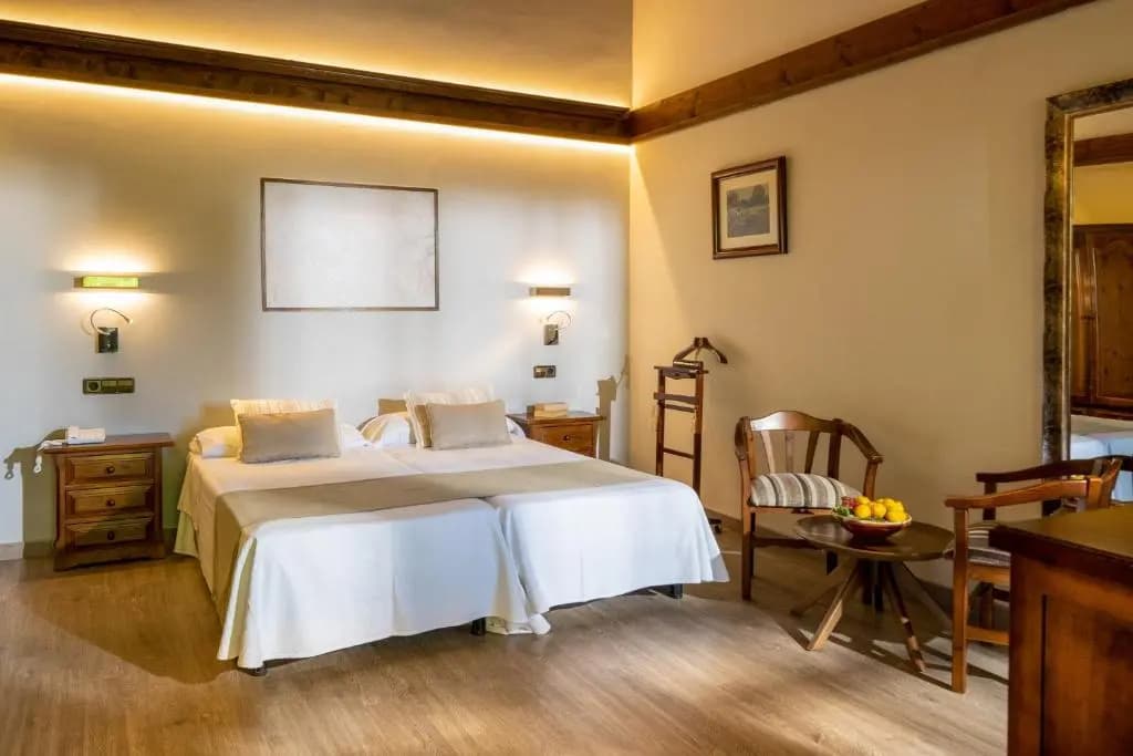 Standard Double room with pool view full double bed