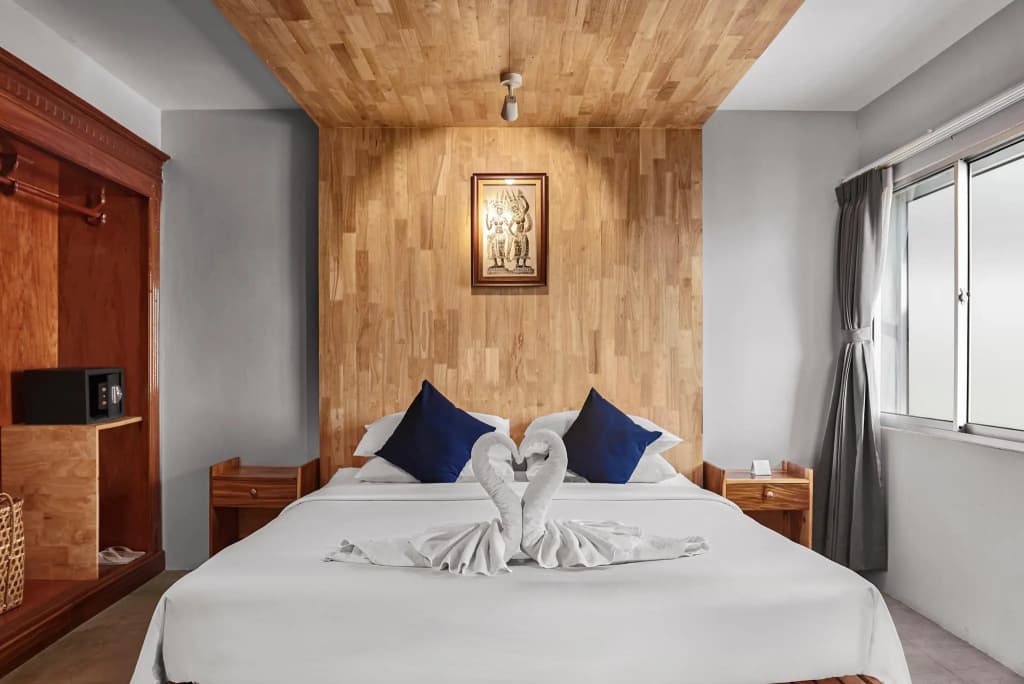 Deluxe Double room with city view full double bed