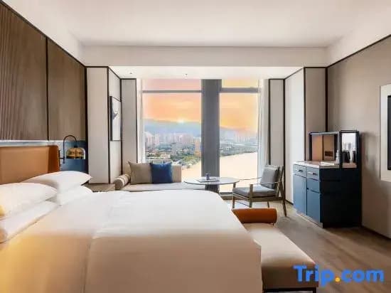 Deluxe Double room with river view full double bed