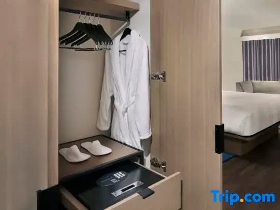 1 Bedroom Double Club Junior Suite full double bed