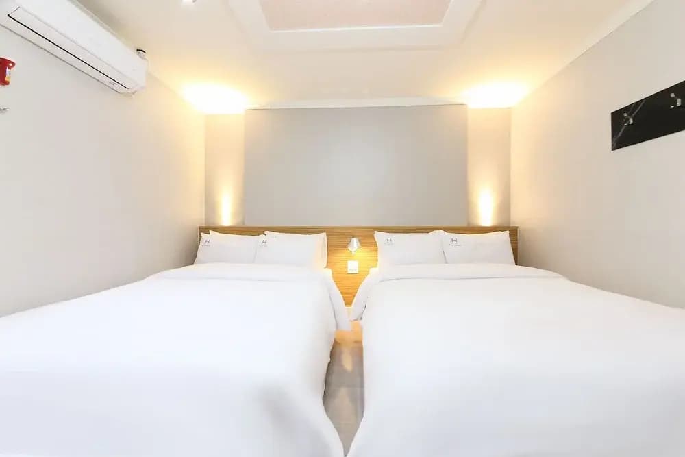 Deluxe Double room with city view twin beds