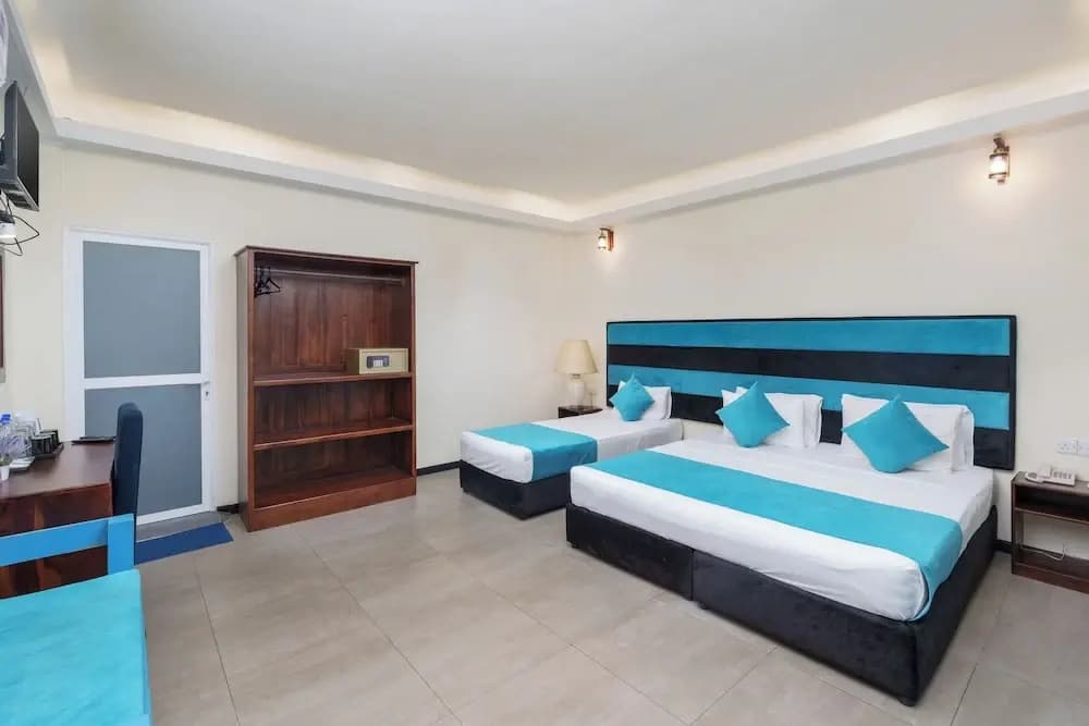 Deluxe Triple room with pool view