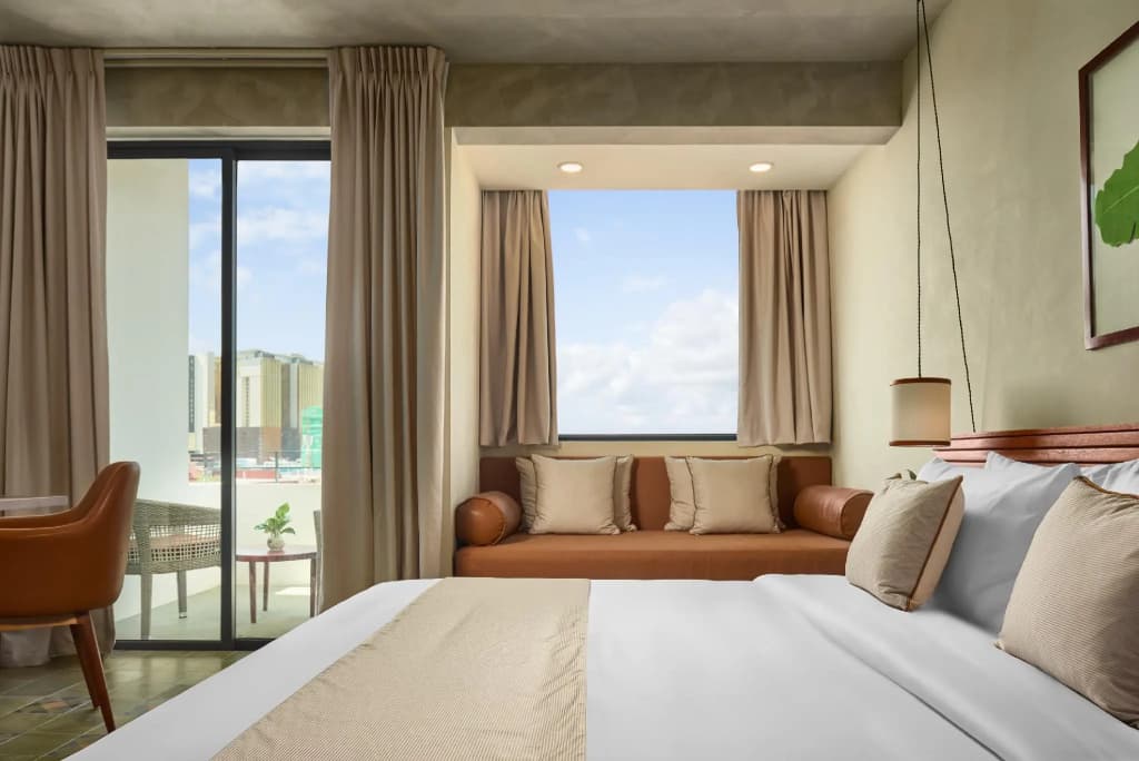 Deluxe Double room with balcony full double bed
