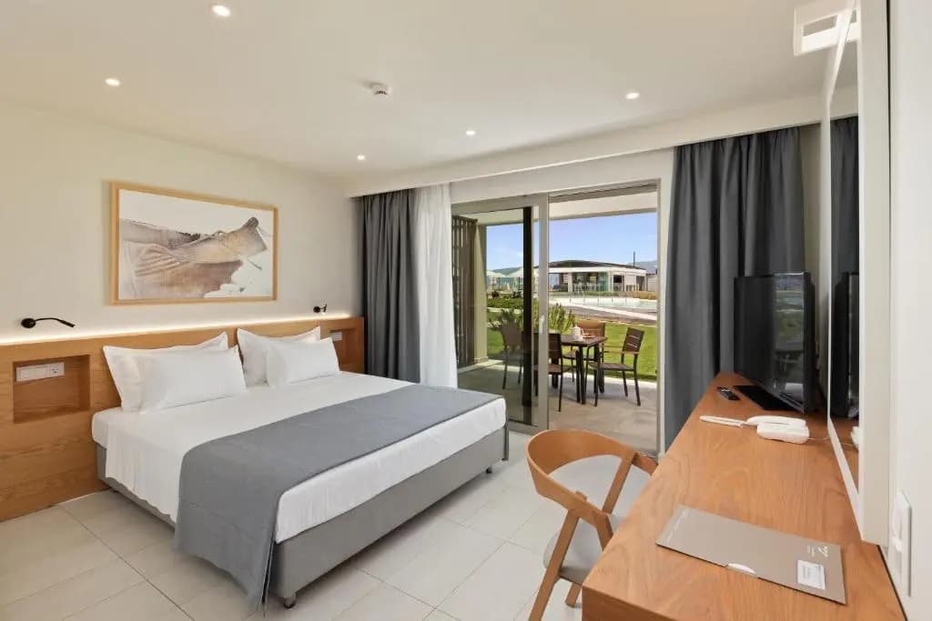 Deluxe Double Suite with partial sea view full double bed