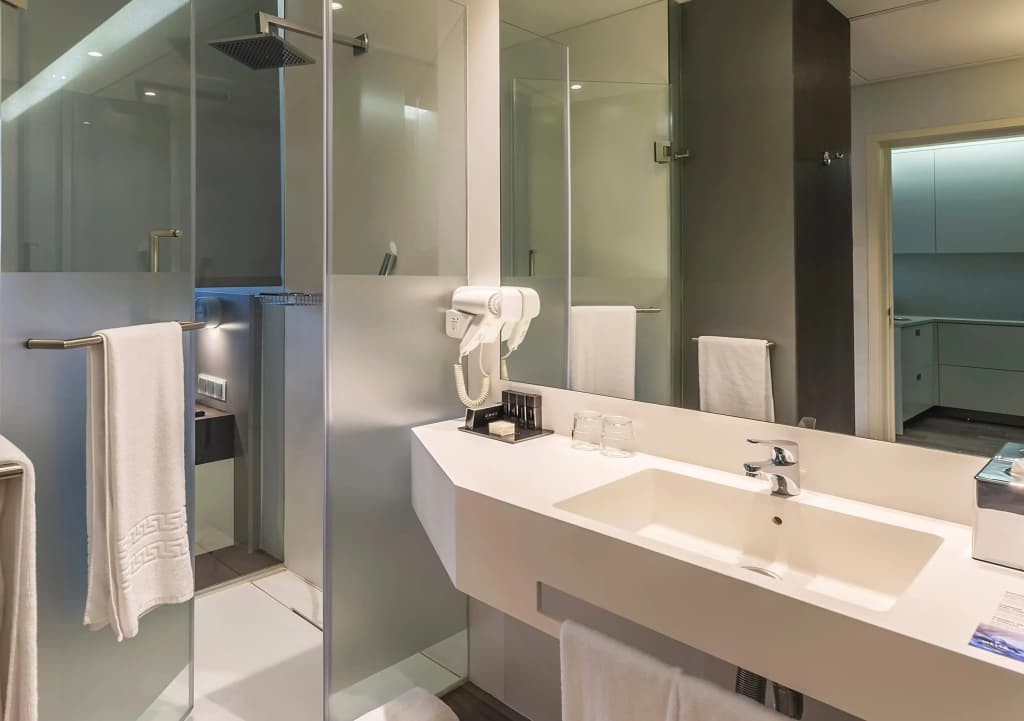 2 Bedrooms Standard Quadruple room with city view