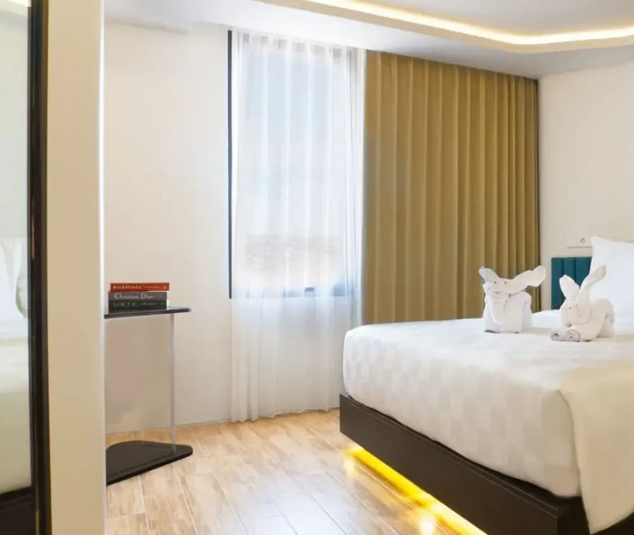 Deluxe Double room with city view full double bed