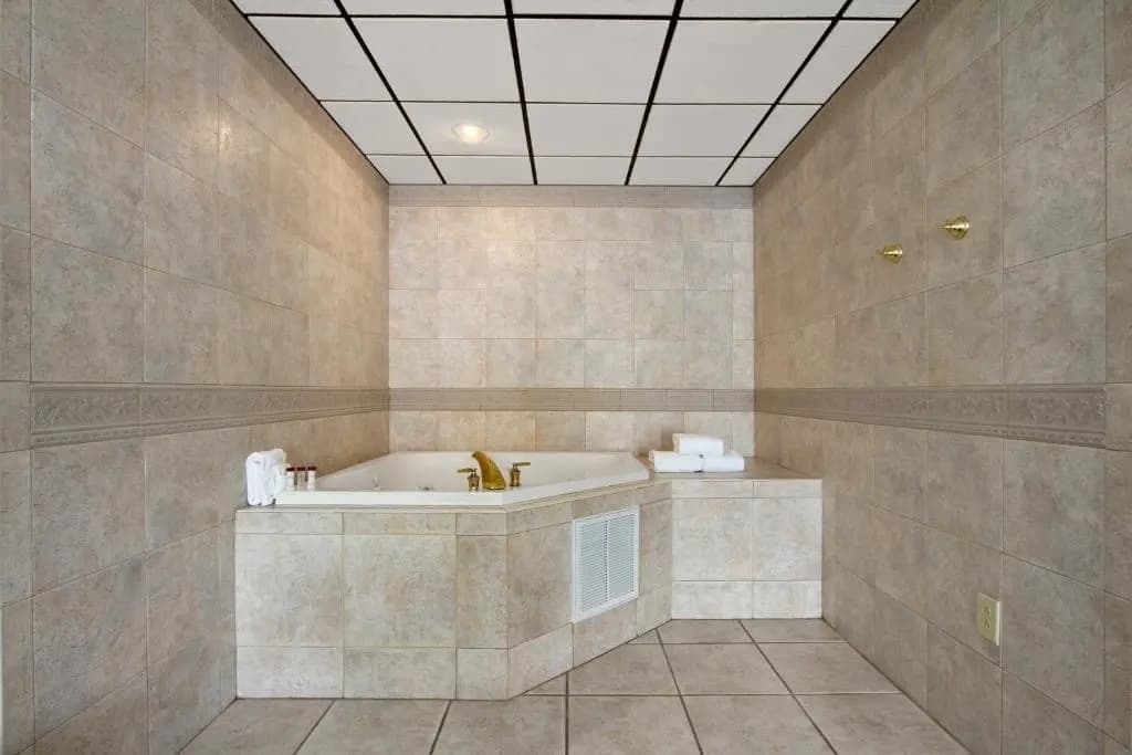 1 Bedroom Double Suite full double bed