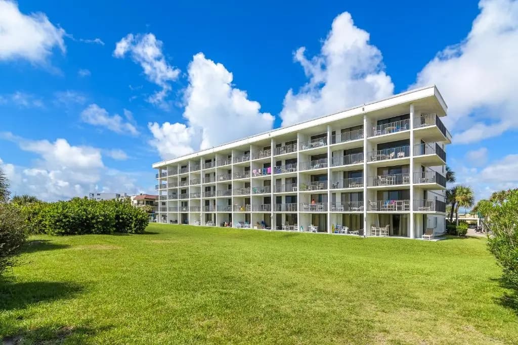 Apartment with garden view