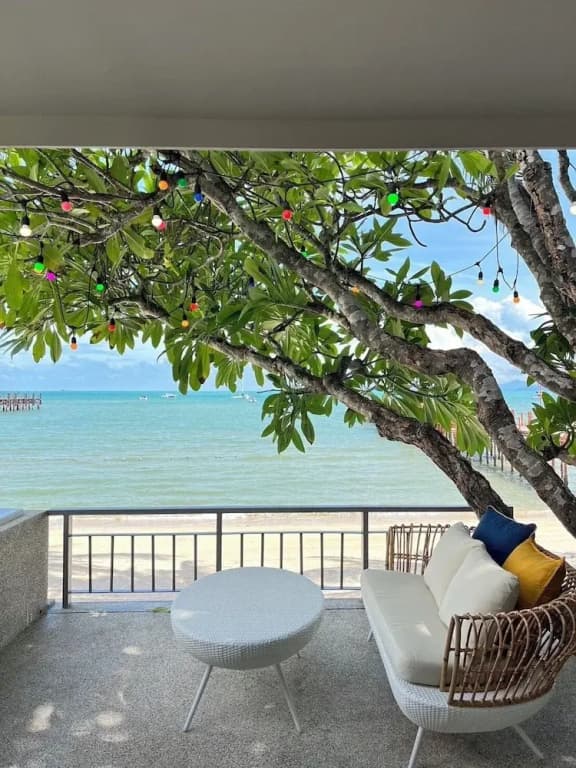 Villa with balcony and beachfront