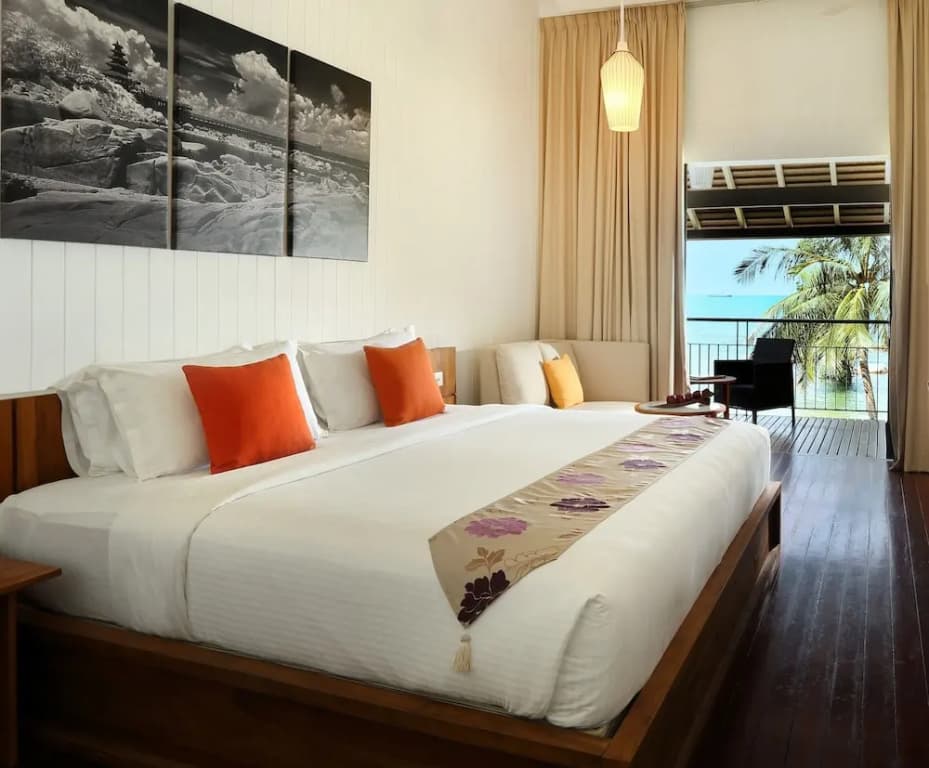Deluxe room with balcony and beachfront