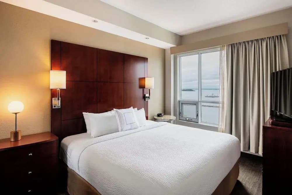 2 Bedrooms Suite with lake view
