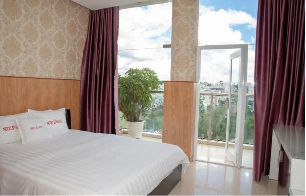 Deluxe Double room with balcony full double bed