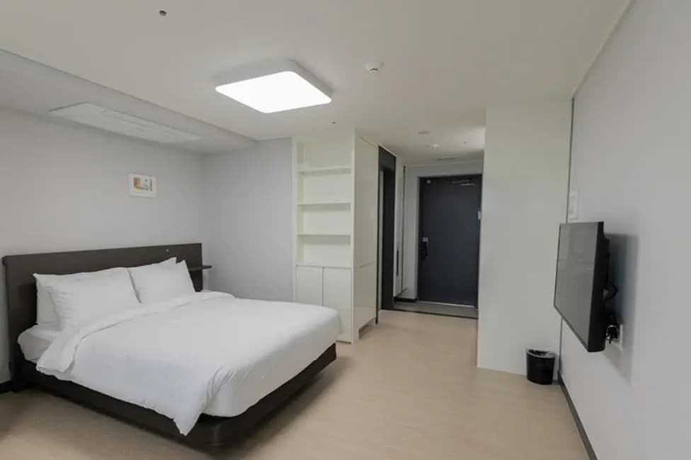 Deluxe Double room with city view full double bed