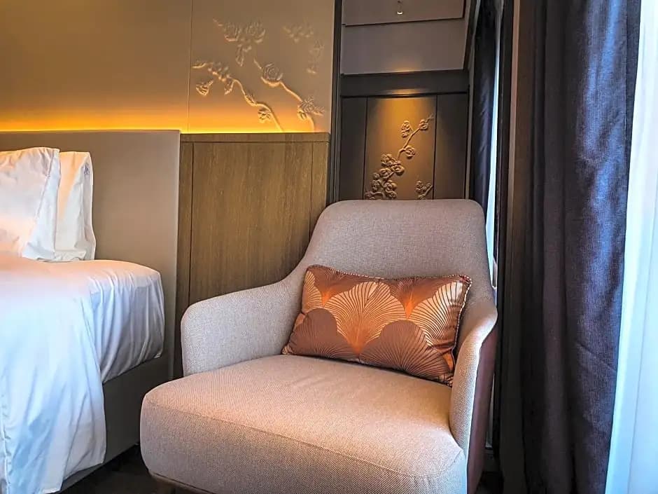 Deluxe Double room with city view full double bed