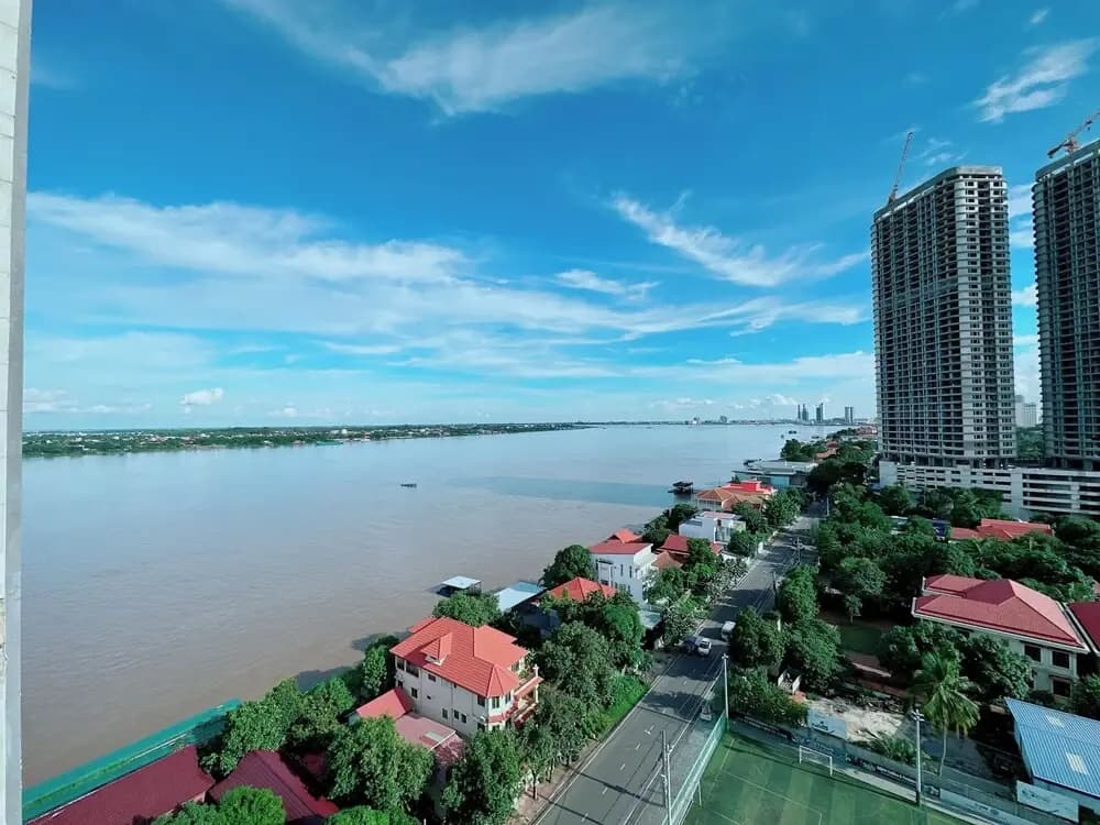 4 Bedrooms Apartment with river view