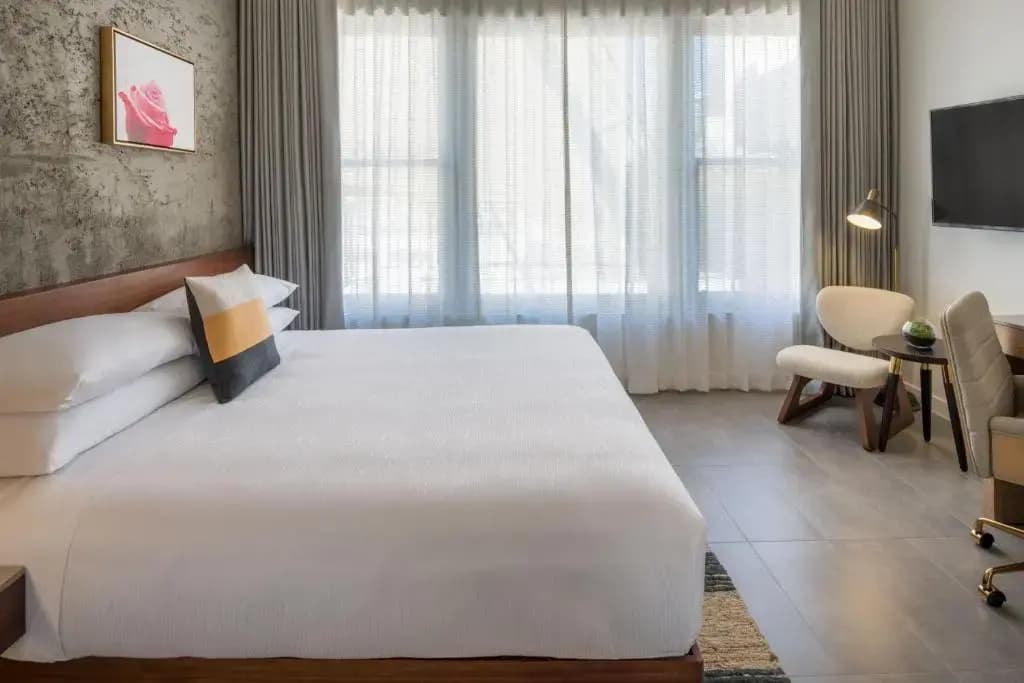 Premium Double room with city view full double bed