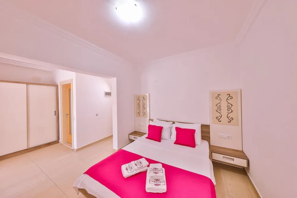 Double room with balcony and with garden view full double bed