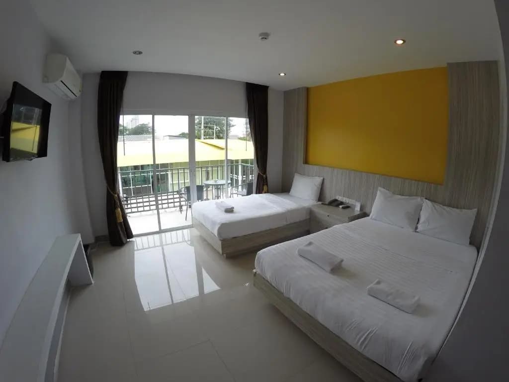 Deluxe Double room with pool view twin beds