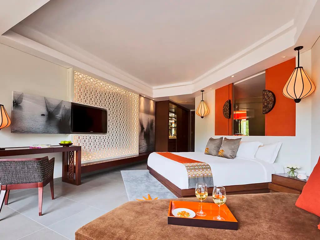 Grand room with balcony
