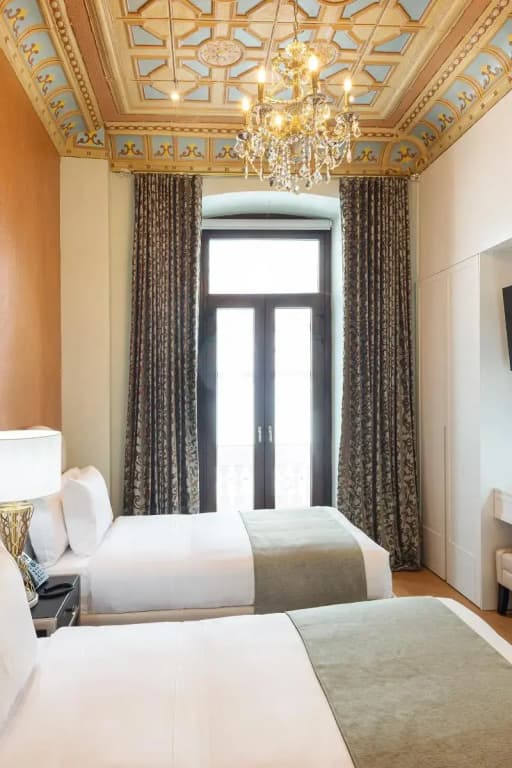 Deluxe Double room with balcony full double bed