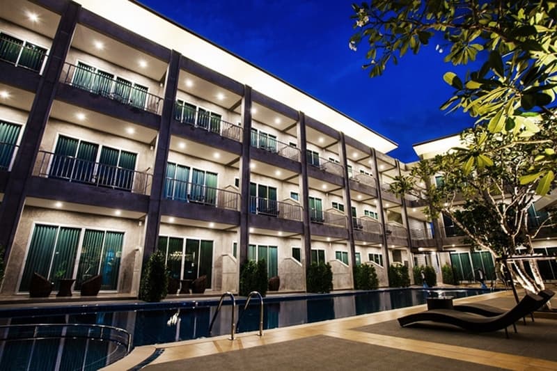 Deluxe Double room with balcony and with pool view full double bed