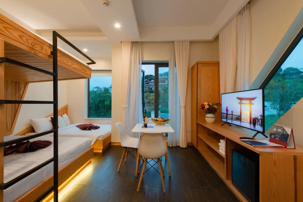 Deluxe room with land view