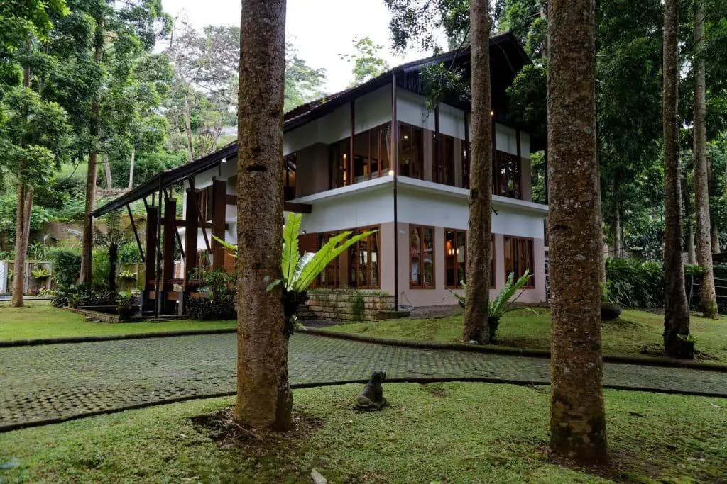 5 Bedrooms Villa