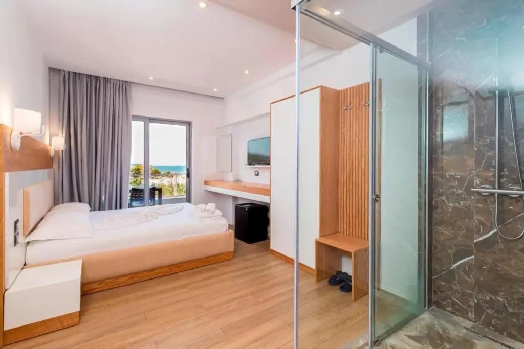 Deluxe Double room with balcony and with sea view full double bed