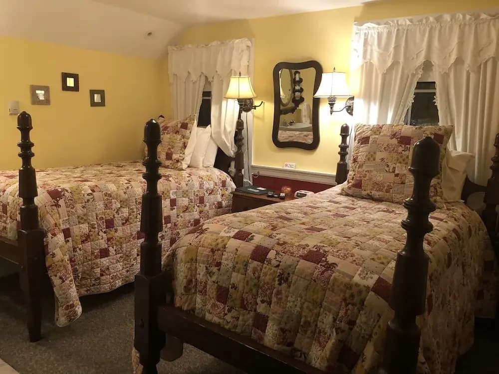 Luxury Double room with courtyard view twin beds
