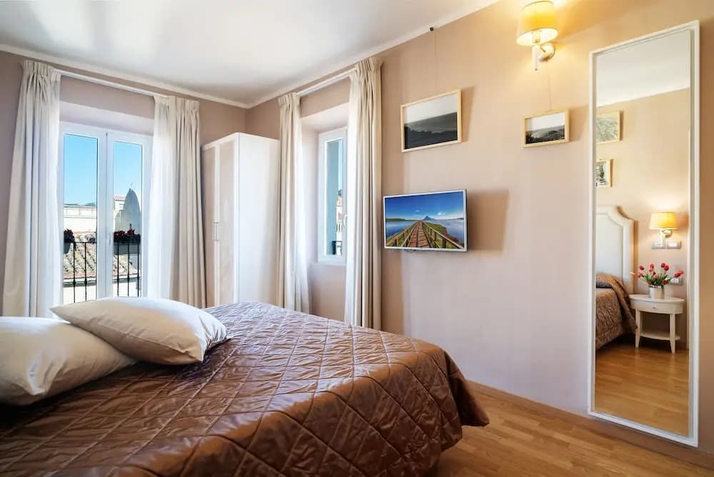 1 Bedroom Superior Double room with balcony and with city view full double bed