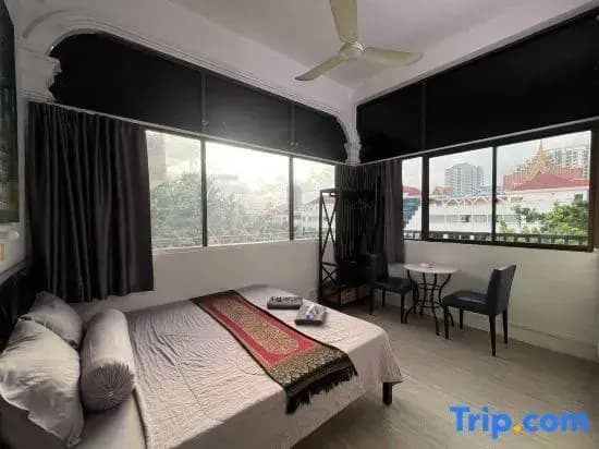 Standard Double room with city view full double bed